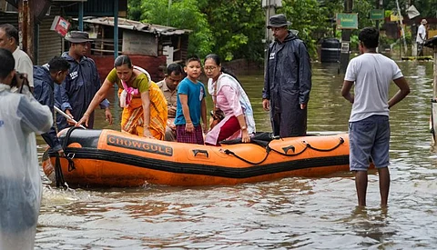 அசாமில் 3வது நாளாக தொடரும் கனமழையால் 'ரெட் அலர்ட்' எச்சரிக்கை! வெள்ள பாதிப்புக்கு இதுவரை 44 பேர் பலி!!