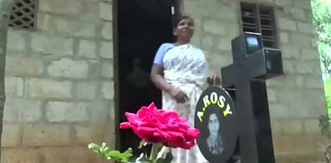 உயிருடன் இருக்கும் போதே தனக்கு தானே கல்லறை கட்டிய பெண்...! தனிமையின் கொடுமை!