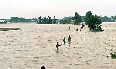 அசாமில் வெள்ளம் மற்றும் நிலச்சரிவில் சிக்கி உயிரிழந்தோரின் எண்ணிக்கை 54 ஆக உயர்வு!