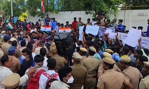 சென்னையில் திடீரென போராட்டத்தில் குதித்த இளைஞர்கள்...அக்னிபாத் திட்டத்திற்கு எதிர்ப்பு தெரிவித்து தலைமைச் செயலகத்தை முற்றுகையிட முயற்சி!