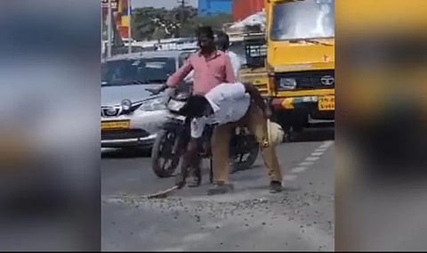 சாலையை துடைப்பத்தால் சுத்தம் செய்யும் போக்குவரத்து காவலர்..! வைரலாகும் வீடியோ!