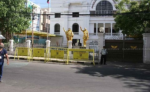 நேற்று தொண்டர்கள் கடலில் மிதந்த அலுவலகம்...இன்று வெறிச்சோடி கிடக்கிறது...!