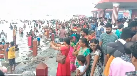 வார இறுதி விடுமுறை நாள்.. அக்னி தீர்த்த கடற்கரையில் குவிந்த பக்தர்கள்!!