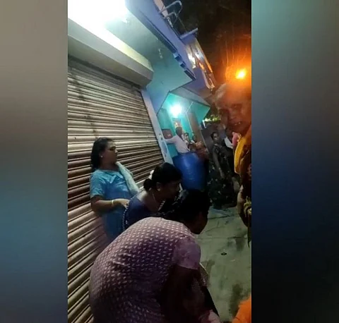 தலைமுடியை பிடித்து இழுத்து தாக்கிக்கொண்ட பெண்கள்...! வைரலாகும் வீடியோ