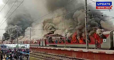 அக்னிபாத் திட்டம்: இளைஞர்கள் ரயில்களுக்கு தீ வைத்ததில் 700 கோடி ரூபாய் இழப்பு..!