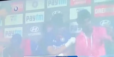 செல்ஃபி எடுக்க வந்த ஊழியரை அவமதித்த ருத்துராஜ்.. வைரலாகும் வீடியோ!!