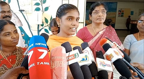 மாநிலத்திலேயே தமிழ் பாடத்தில் 100க்கு 100 மதிப்பெண் பெற்ற மாணவி...!குவியும் வாழ்த்துக்கள்...