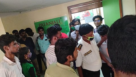 வங்கி கணக்கு துவங்குவதாக கூறி 8 ஆயிரம் பேரிடம் தலா 350 ரூபாய் வசூல் செய்த தனியார் நிறுவனம்...!