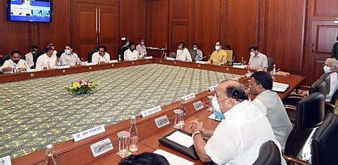 அரசியல் குழப்பங்களுக்கு மத்தியில் மகாராஷ்டிரா அமைச்சரவை கூட்டம்!!