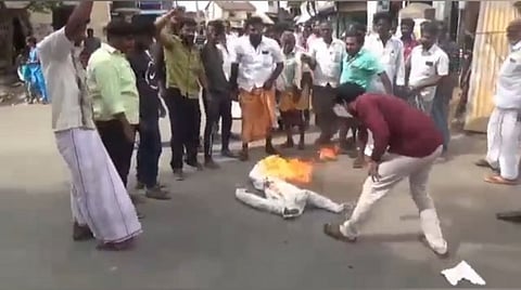 ஓ.பி.எஸ் ஆதரவாளர்கள் இபிஎஸ்  உருவபொம்மையை எரித்து போராட்டம்...!