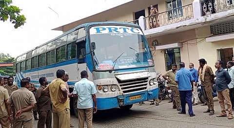 டைமிங் பிரச்சினையால் நடத்துனர் மீது தாக்குதல்; பணி பாதுகாப்பு கோரி அரசு பேருந்து ஊழியர்கள் தர்ணா!!