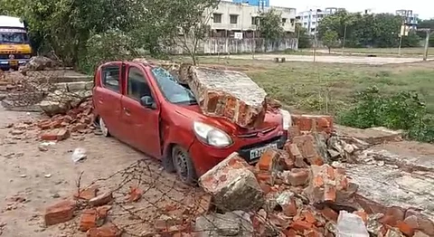 சுற்றுச்சுவர் இடிந்து விழுந்ததில் அப்பளம்போல் நொறுங்கிய இரண்டு கார்கள்..!