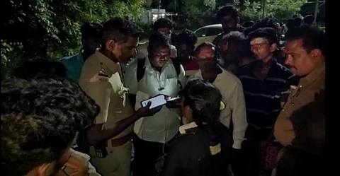 சந்தேகம் படும்படியாக சுற்றிதிரிந்து வீடுகளை நோட்டமிட்ட பெண்ணை போலீசாரிடம் ஒப்படைத்த பொதுமக்கள்..!