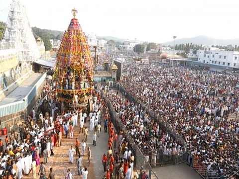 திருப்பதியில் கோடை விடுமுறை முடிந்தும் அலைமோதும் பக்தர்கள் கூட்டம்!!