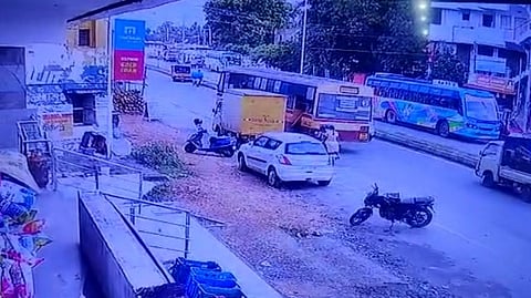 சாலையை கடக்க முயன்ற மூதாட்டிக்கு ஏற்பட்ட சோகம்.. தனியார் பேருந்தால் பறிபோன உயிர்!!