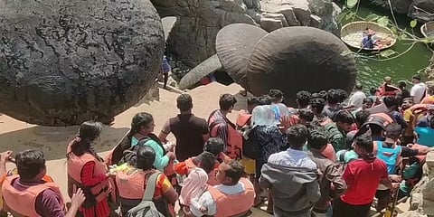 விடுமுறைநாளில் ஒகேனக்கலில் குவிந்த சுற்றுலா பயணிகள்..!