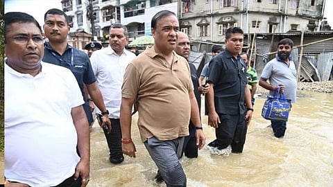 அசாமில் கடந்த ஒரு வாரமாக பெய்த கன மழை.. வெள்ளம் பாதித்த பகுதிகளை ரப்பர் படகில் சென்று பார்வையிட்ட முதலமைச்சர்!!