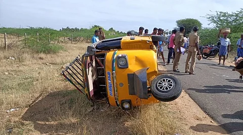 பள்ளி மாணவர்களை ஏற்றி சென்ற ஆட்டோ...திடீரென கவிழ்ந்ததில் சிறுவன் உயிரிழப்பு!