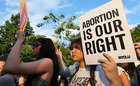 அபார்ஷனுக்குத் தடை விதித்து காலத்தால் பின்னோக்கி சென்ற அமெரிக்கா; அதிர்ச்சிப் பின்னணி!