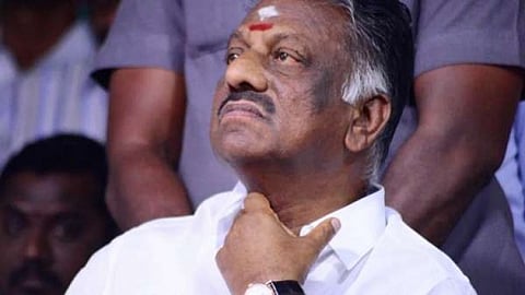 அதிமுக தலைமை அலுவலகத்தில் எடப்பாடி தரப்பு ஆலோசனை...அவசரம் அவசரமாக  சென்னை திரும்பிய ஓபிஎஸ்!