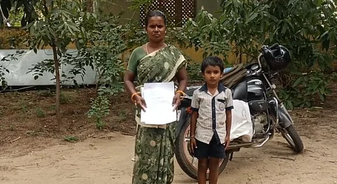 வேன் கட்டணம் கட்டாததால் மாணவனை கூட்டிச்செல்ல மறுப்பு... டிசி கொடுத்த தனியார் பள்ளி!!