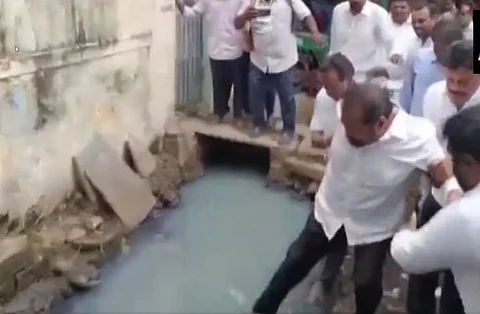 கழிவுநீரில் இறங்கி போராட்டத்தில் ஈடுபட்ட ஒய்.எஸ்.ஆர் காங்கிரஸ் எம்எல்ஏ.. பரபரப்பு!!