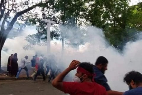 இலங்கையில் பதற்றம்...கண்ணீர்ப் புகைக் குண்டுகள் வீச்சு!