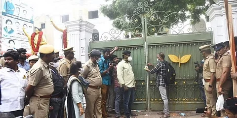 அதிமுக அலுவலகத்திற்கு பாதுகாப்பு அதிகரிப்பு