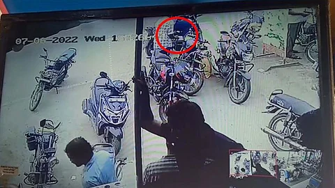 இருசக்கர வாகனத்தின் பெட்டிக்குள் இருந்து பணம் திருட்டு; பட்டப்பகலில் நடந்த பதற வைக்கும் சம்பவம்: