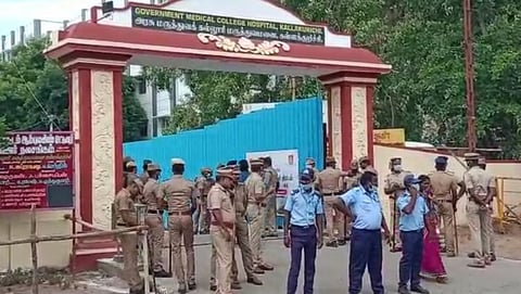 கள்ளக்குறிச்சி கலவரம்: திண்டிவனம் அரசு கலைக் கல்லூரி முன் காவல்துறை குவிப்பு!