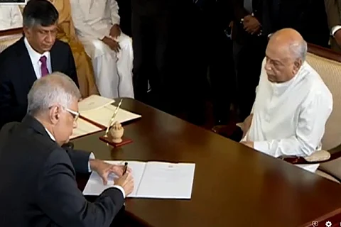 இலங்கையின் பிரதமராக பதவியேற்றார் தினேஷ் குணவர்தன