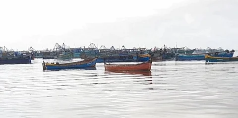 ராமேஸ்வரம் மீனவர்களின் காலவரையற்ற வேலை நிறுத்த போராட்டம்.. வெறிச்சோடி காணப்படும் துறைமுகம்!!