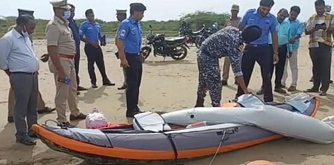 வேதாரண்யம் : காற்று நிரப்பப்பட்ட ரப்பர் படகு கரை ஒதுங்கியது - போலீசார் தீவிர விசாரணை