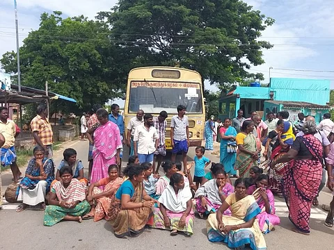 பள்ளி மாணவி தற்கொலை...உறவினர்கள் சாலை மறியல்!