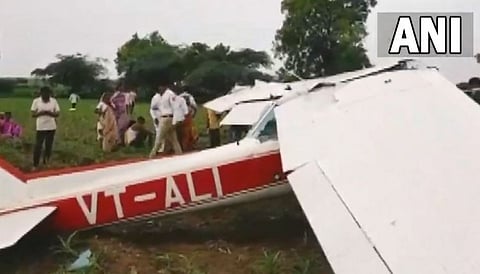 புனேவில், பயிற்சி விமானம் விழுந்து விபத்து...! பெண் விமானி படுகாயம்...!