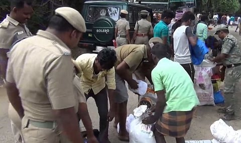 நெல்லை.. சொரிமுத்து அய்யனார் கோவில் திருவிழா.. தீவிர சோதனைக்கு பிறகே கோயிலுக்குள் பக்தர்கள் அனுமதி