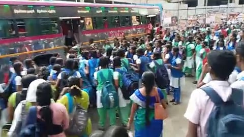 நெல்லை: ஆசிரியர் முன்பாகவே பள்ளி மாணவிகள் மாறி மாறி அடித்துக் கொண்ட சம்பவம்.. பெரும் பரபரப்பு!!