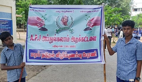 ஏபிஜே அப்துல் கலாம் நினைவு தினத்தில் மரக்கன்றுகள் நட்ட மாணவர்கள்...!