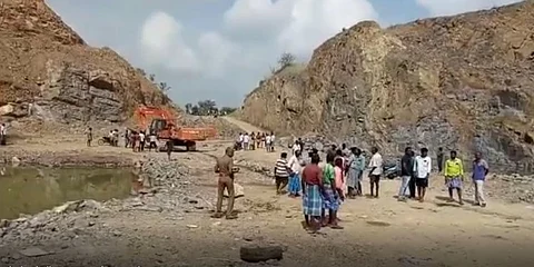 கல்குவாரியில் பாறைகள் சரிந்து விழுந்து விபத்து.. குவாரி உரிமையாளரின் தம்பி, ஓடுநர் ஆகியோர் பலி!!