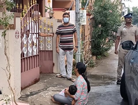 கணவர் வீட்டு முன் கைக்குழந்தையுடன் அமர்ந்து பெண் தர்ணா போராட்டம்...!