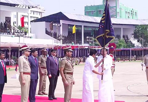 மிக உயரிய குடியரசு தலைவரின் கொடியை காவல் துறைக்கு வழங்கினார் வெங்கையா நாயுடு..!