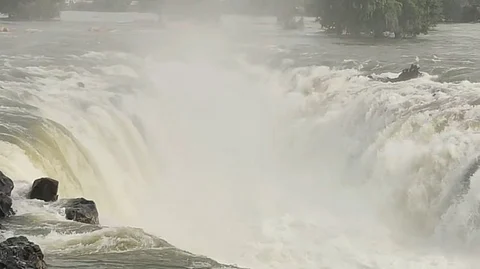 காவிரி ஆற்றில் நீர்வரத்து அதிகரிப்பு...தடையை மீறி பரிசலை இயக்கும் பரிசல் ஓட்டிகள்!