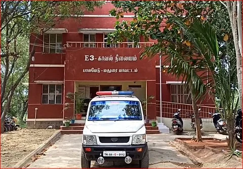 சட்டவிரோதமாக கடத்தி வரப்பட்ட புகையிலை பொருட்கள்..! 3 பேர் கைது..!