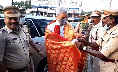 பணியிட மாறுதலால் டெல்லி செல்லும் டிஜிபி....மாலை மரியாதையுடன் வழி அனுப்பி வைத்த போலீசார்...!