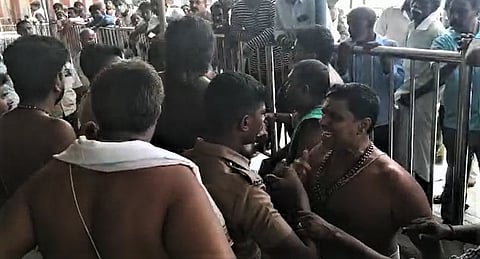 திருச்செந்தூர் கோவிலில் காவலரைத் தாக்கிய அர்ச்சகரால் பரபரப்பு!!