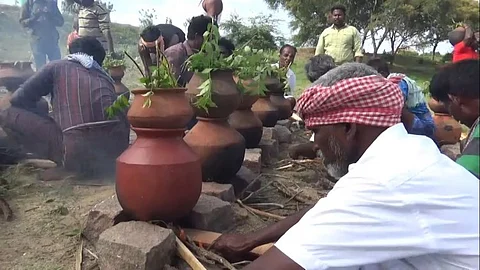 ஆண்களுக்கான வினோத திருவிழா கொண்டாடும் கிராமம்: