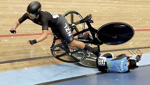 போட்டியின் நடுவில் கீழே விழுந்த சைக்ளிஸ்ட் மீனாட்சி; வீடியோ வைரல்: