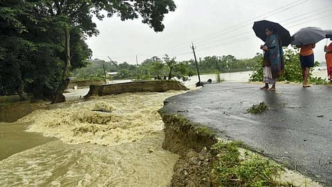 இலங்கையில் கொட்டித் தீர்த்த கனமழை - வேகமாக நிரம்பிய நீர் தேக்கங்கள்.. கரையோர மக்களுக்கு எச்சரிக்கை!!