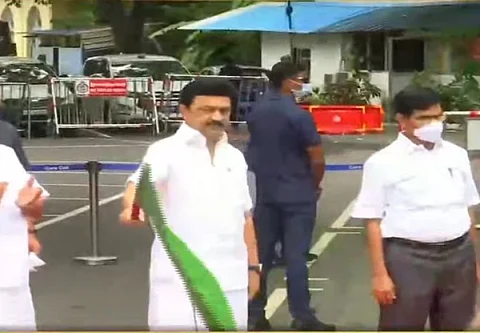 குறைந்த வாடகையில் விவசாய கருவிகள்.. கொடியசைத்து துவக்கி வைத்தார் முதலமைச்சர் மு.க.ஸ்டாலின்!!