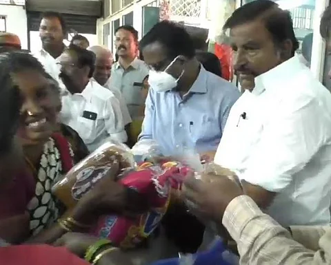 திருச்சி : வெள்ளப்பெருக்கால் பாதிக்கப்பட்ட மக்களுக்கு நிவாரண பொருட்களை வழங்கிய அமைச்சர்...!